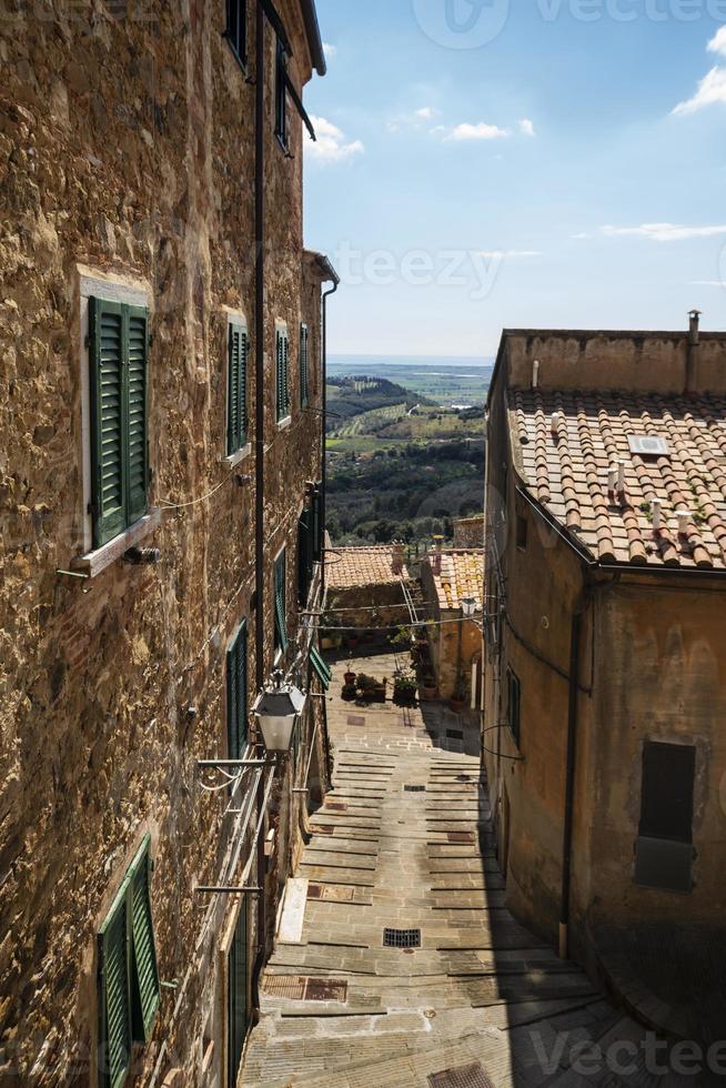 steegje met uitzicht op de zee campiglia marittima toscane italië foto