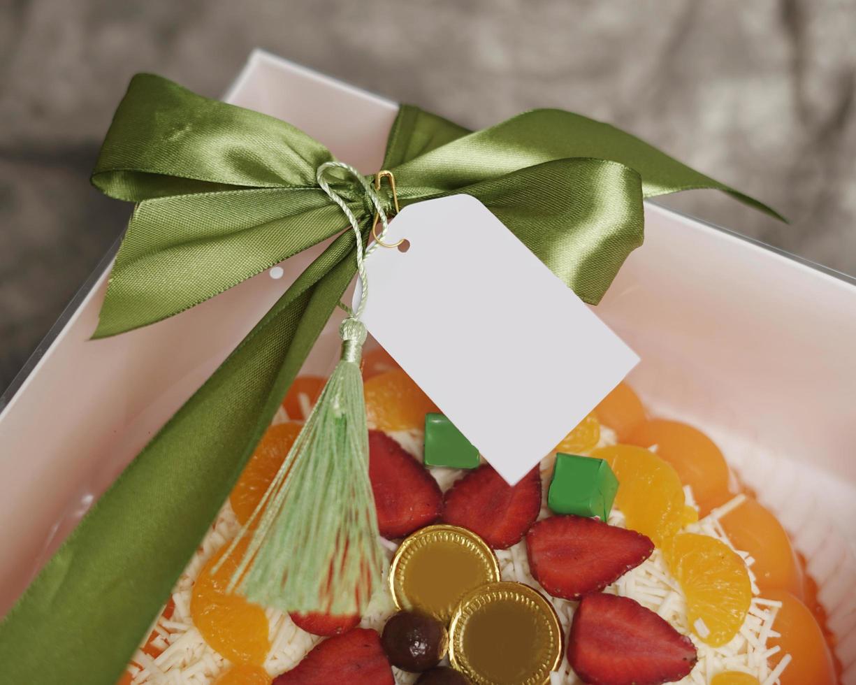 lebaran-pakketten of -manden, meestal uitgedeeld op het moment van eid. de verpakking bevat een mooie en aantrekkelijke jelly cake. ook geschikt voor verjaardagstaarten. eid groeten. focus vervagen. foto