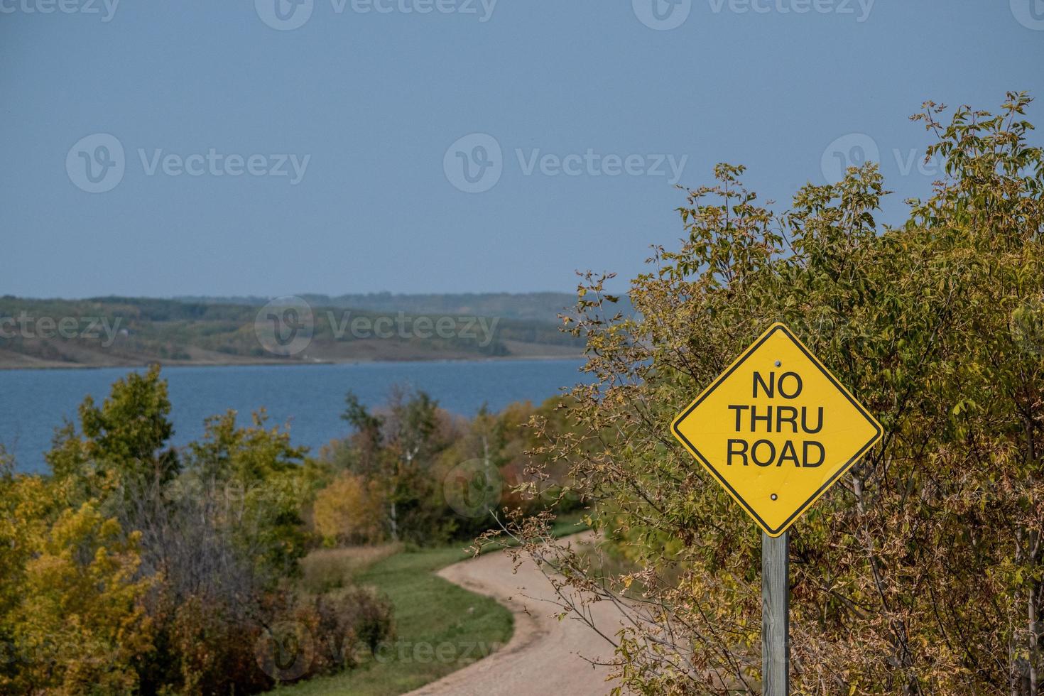 terug landweg op de Canadese prairies in de herfst. foto