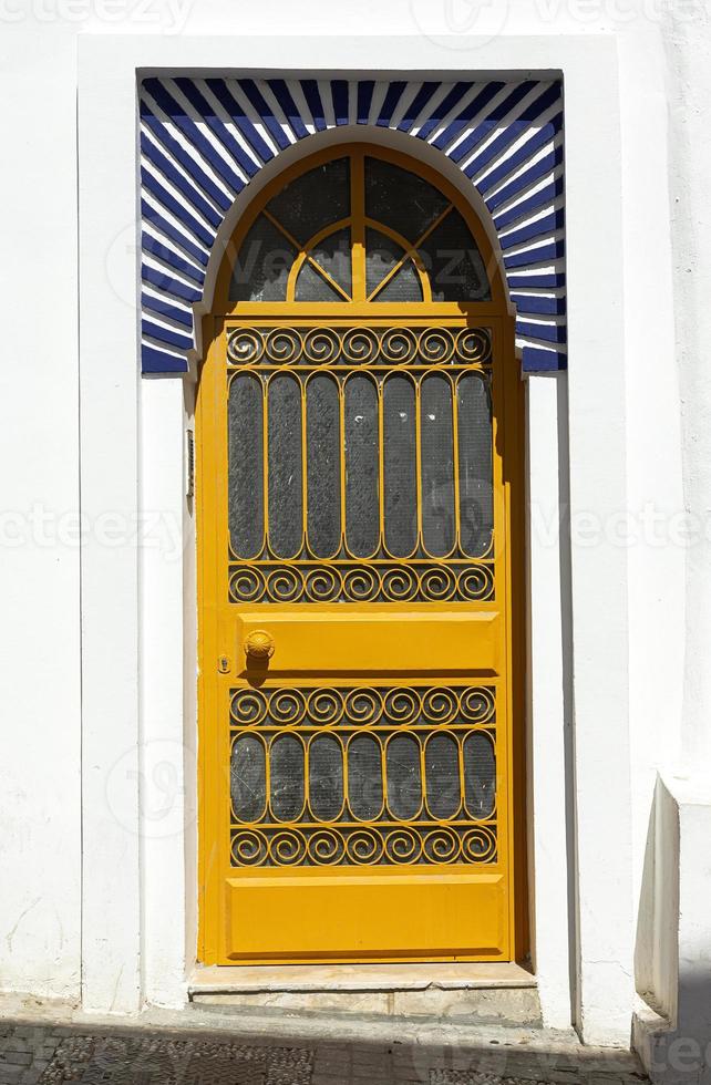 Arabische architectuur in de oude medina. straten, deuren, ramen, details foto