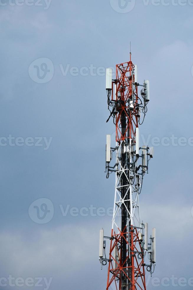 telecommunicatietoren van 4g en 5g mobiel. antenne transmissie communicatie. signaalbasisstation voor mobiele telefoons. foto