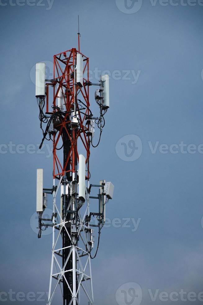 telecommunicatietoren van 4g en 5g mobiel. antenne transmissie communicatie. signaalbasisstation voor mobiele telefoons. foto