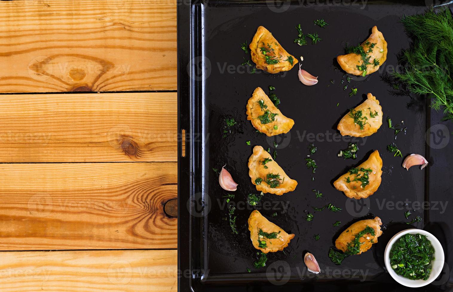 gebakken dumplings met dillesaus. bovenaanzicht foto