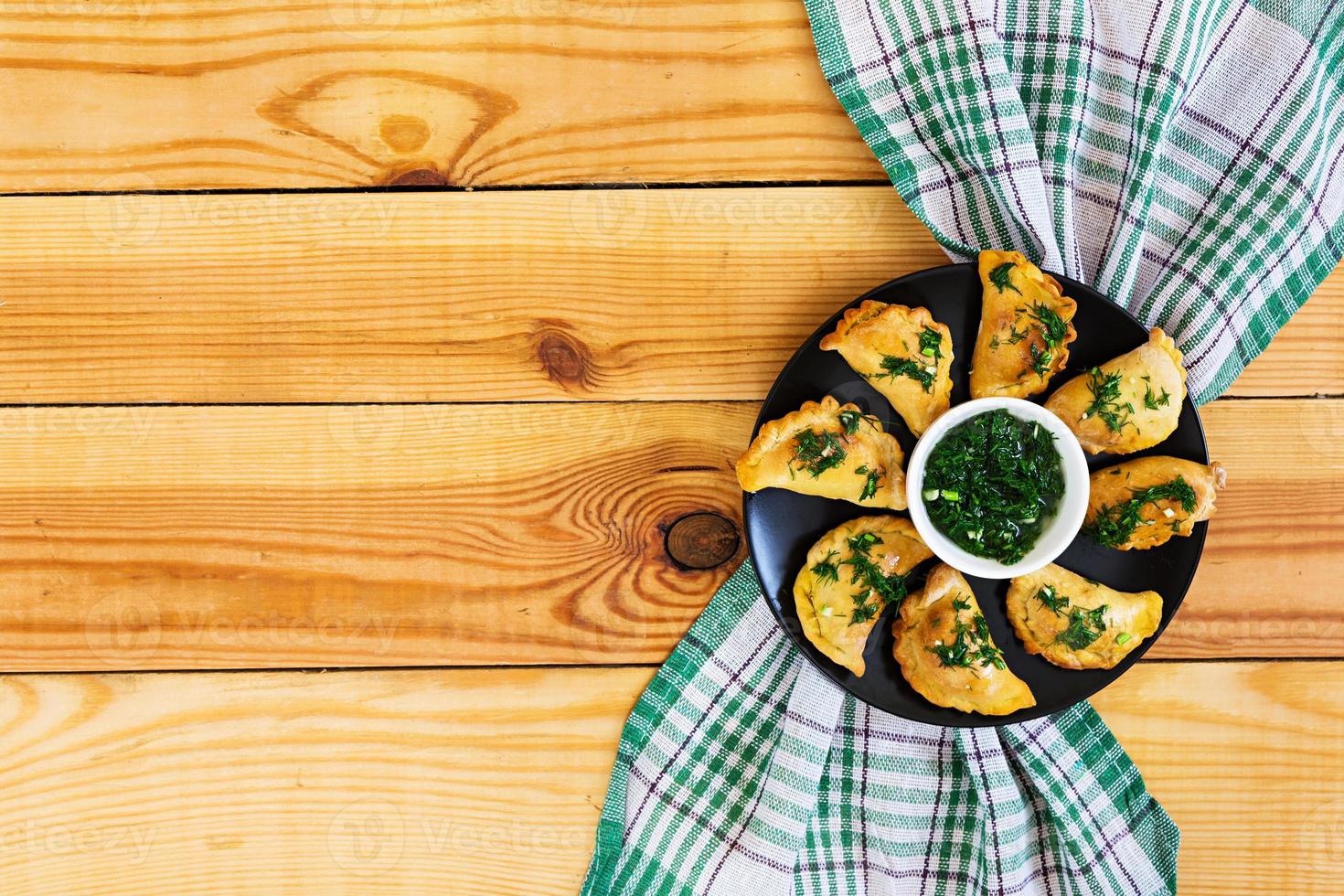 gebakken dumplings met dillesaus. bovenaanzicht foto