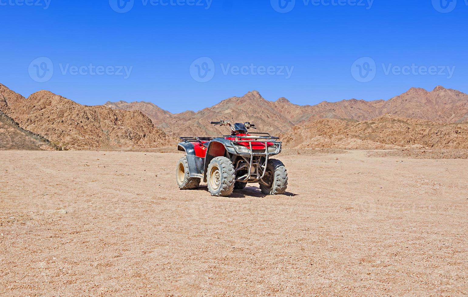 rode quad in de woestijn foto