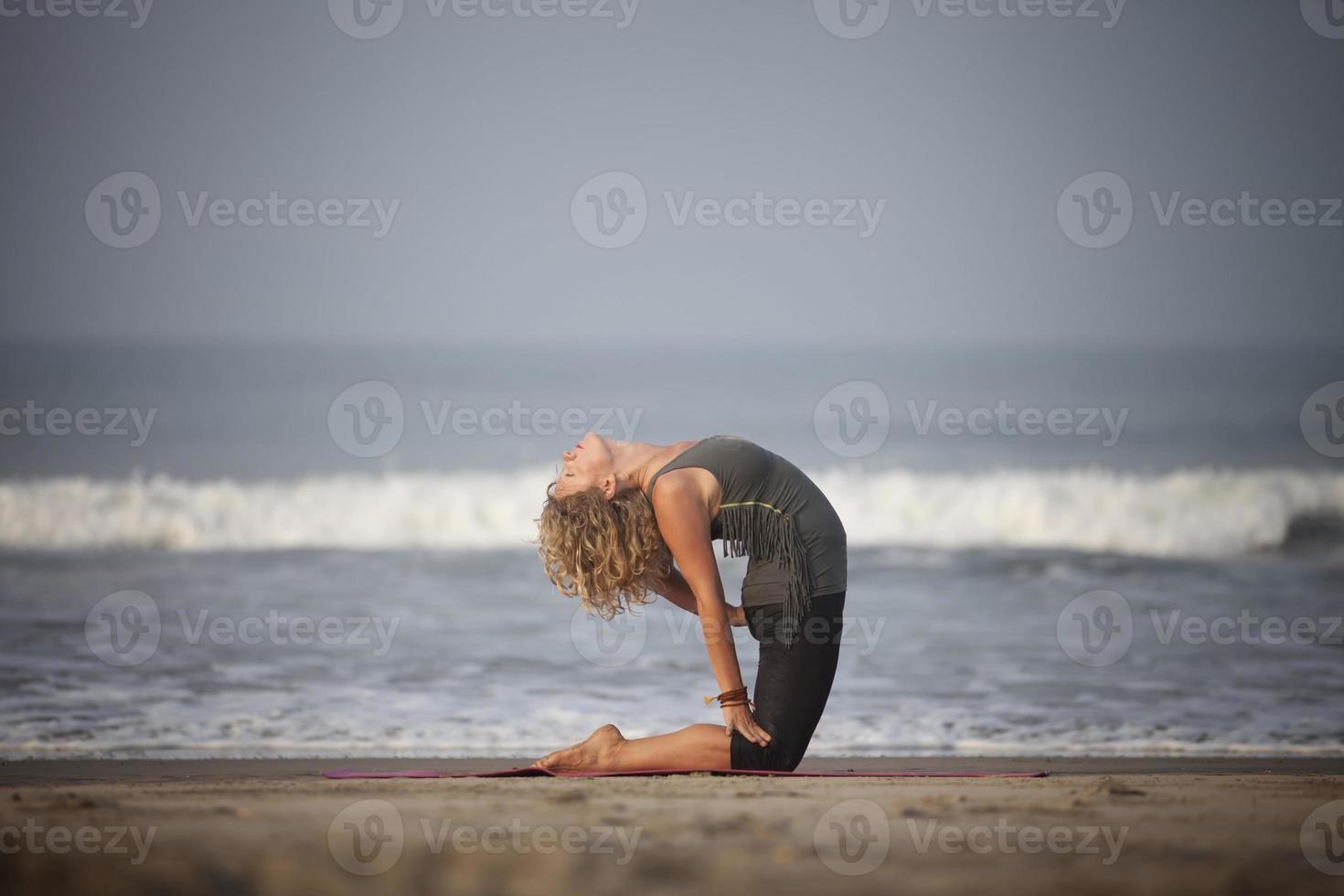 yoga op het strand. foto