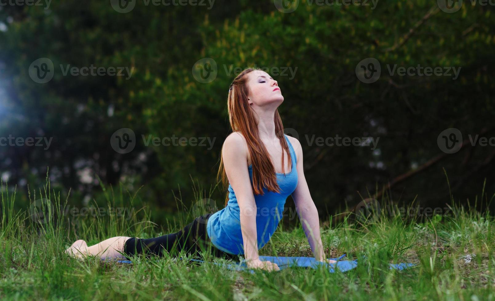 yoga over de natuur foto