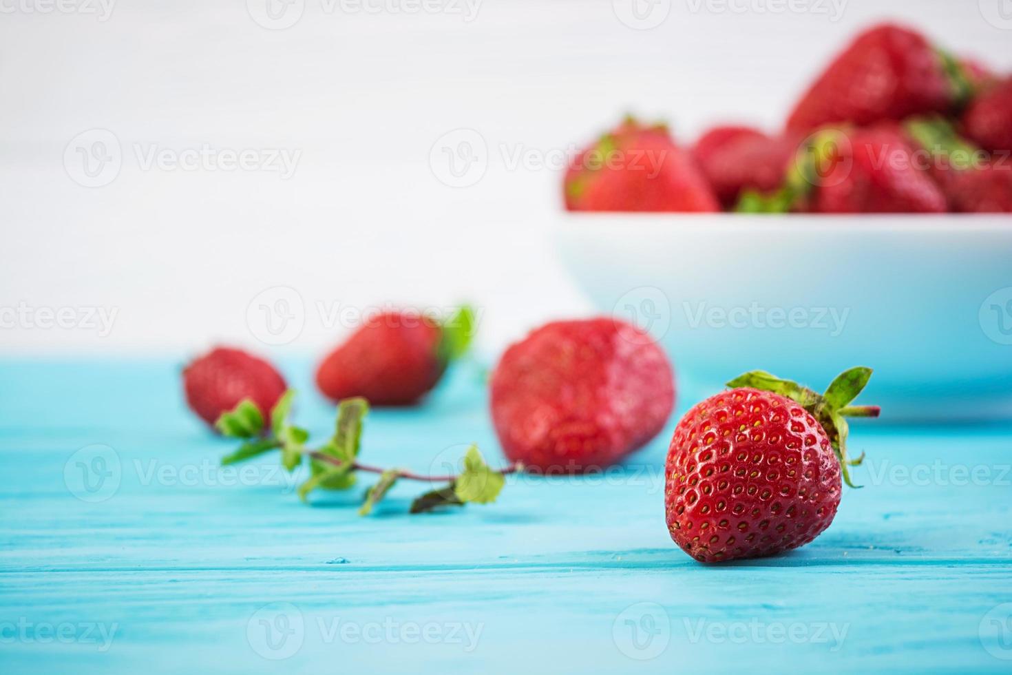 verse aardbei in kom op houten achtergrond foto