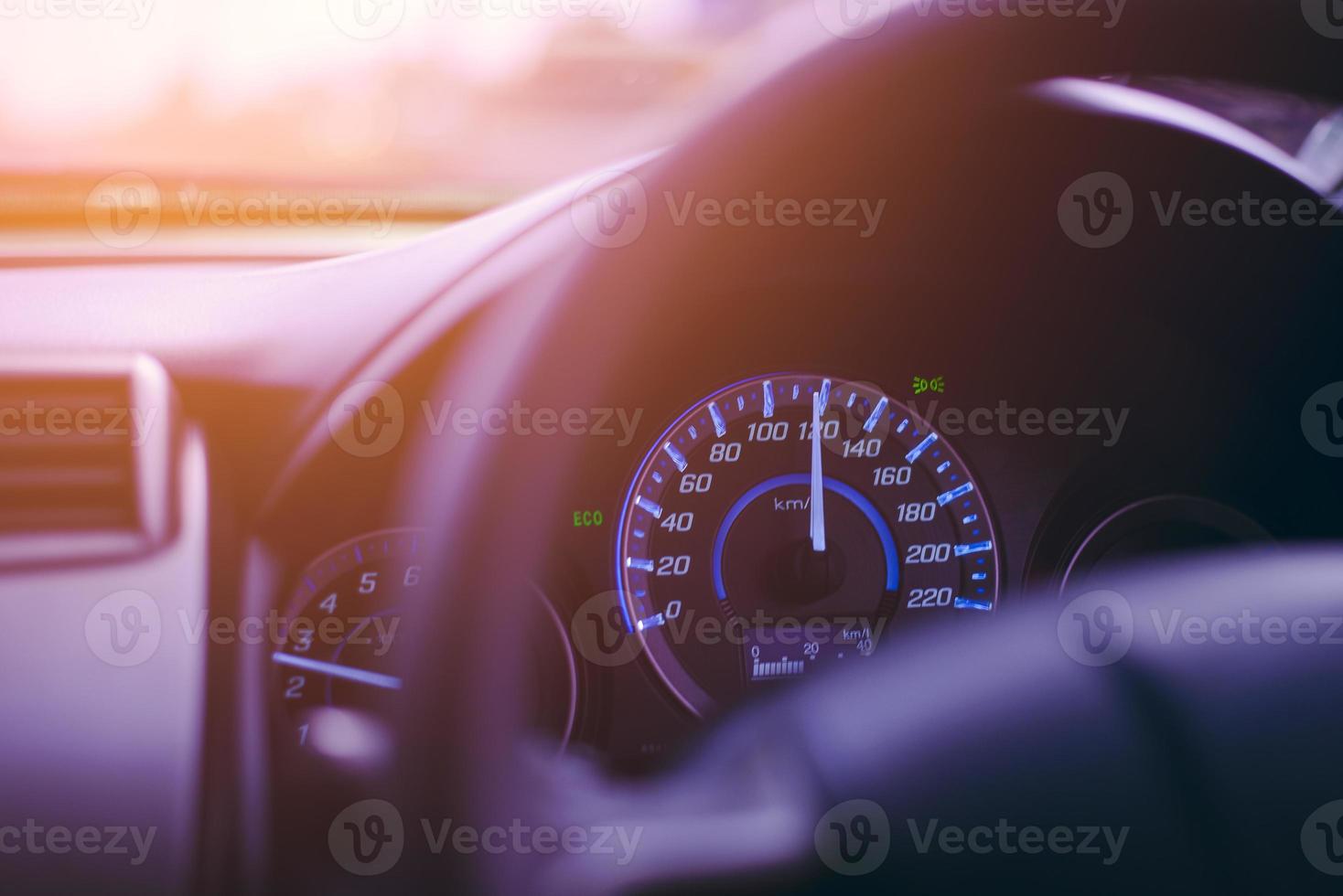 close-up dashboard van kilometerstand autorijden foto