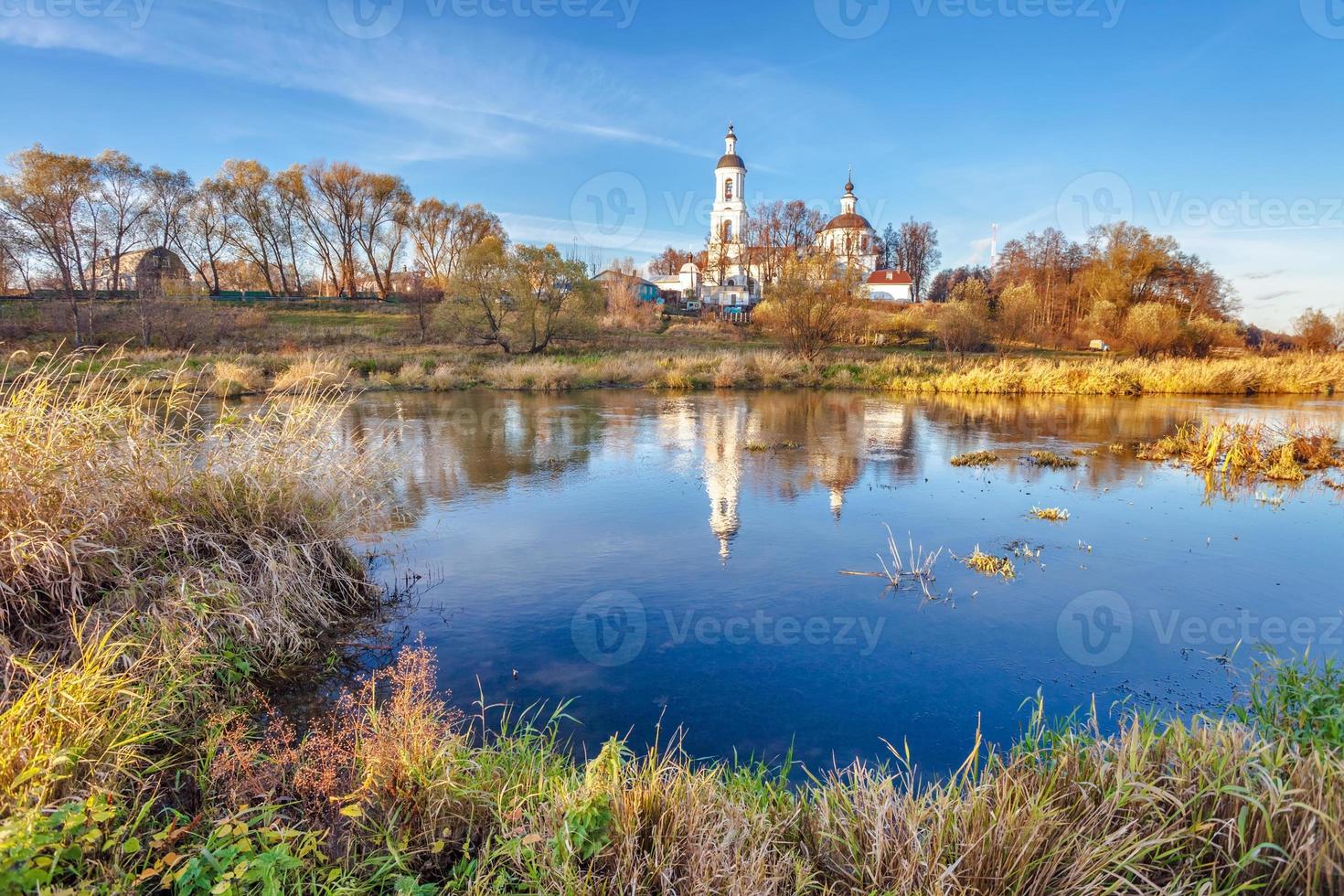 landschap met rivier en kerk foto