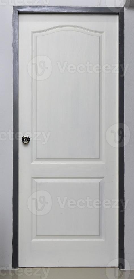 roestvrijstalen knop met witte huisdeur. foto