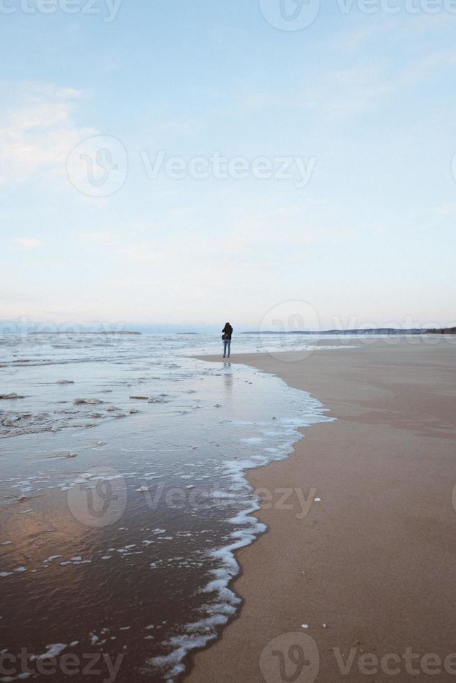 persoon die op het strand loopt foto