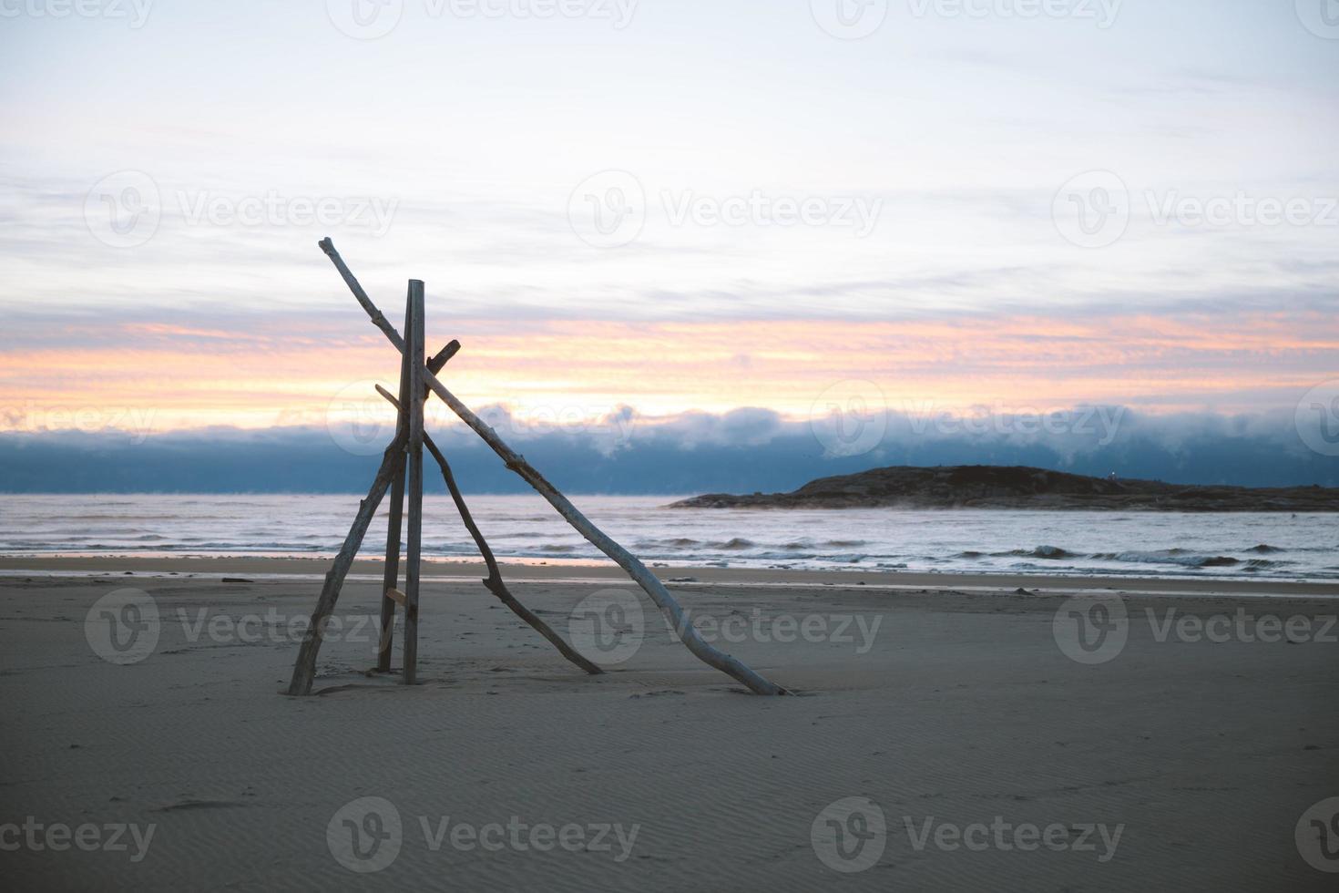 tipi frame bij zonsondergang foto