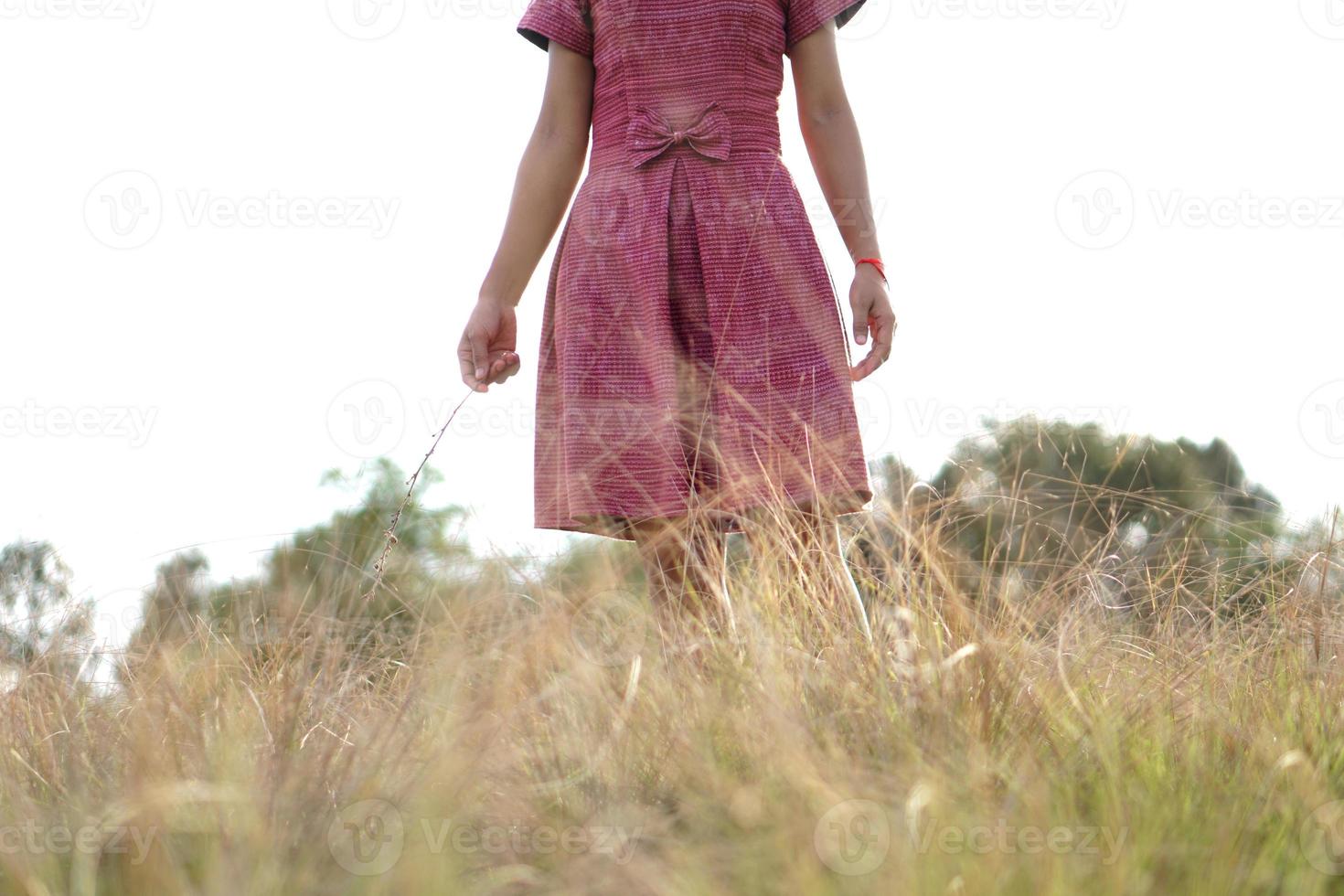 vrouw die lacht, steekt vrolijk je hand op naar de hemel natuur achtergrond foto