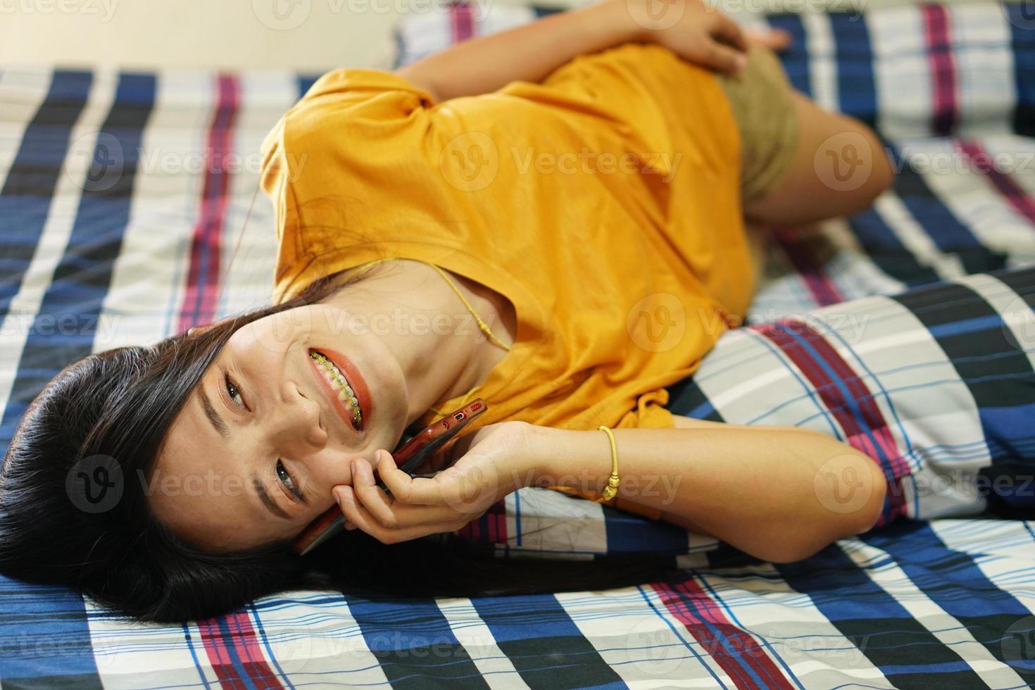 vrouw praten aan de telefoon gelukkig. foto