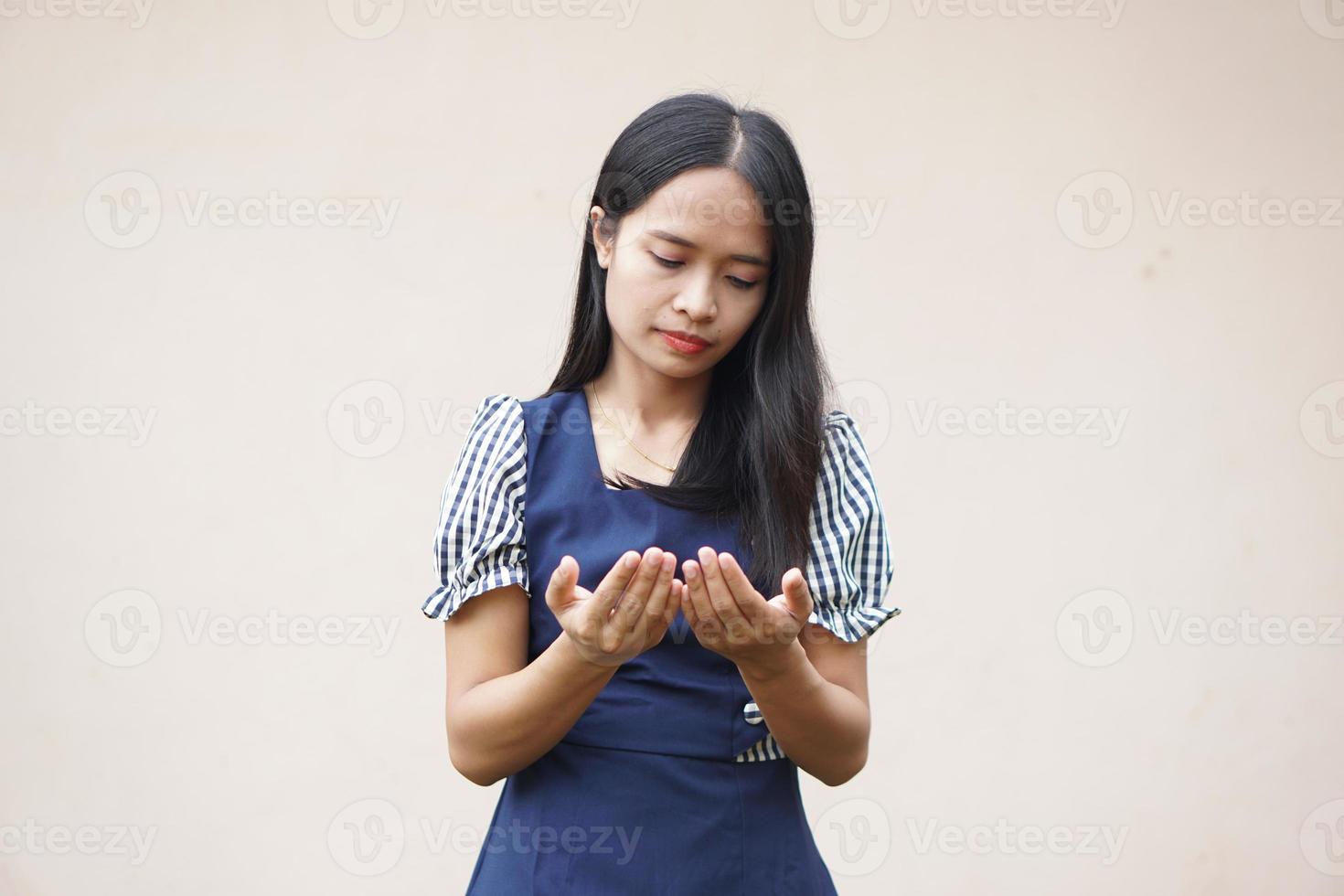 Aziatische vrouw die aan de telefoon praat over zaken foto