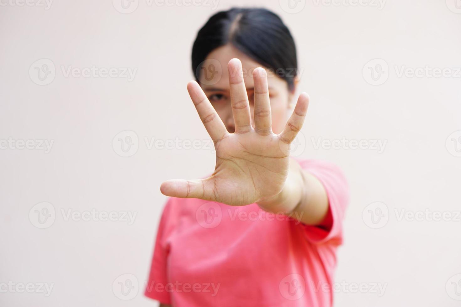 vrouw stak haar hand op om te ontmoedigen, campagne stop geweld tegen vrouwen foto