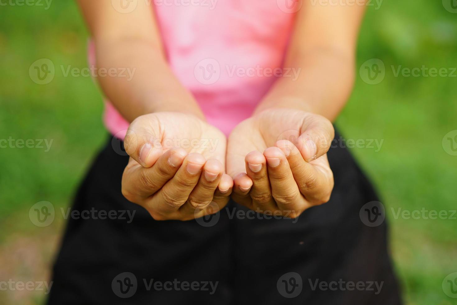 vrouw steekt haar hand naar voren uit foto