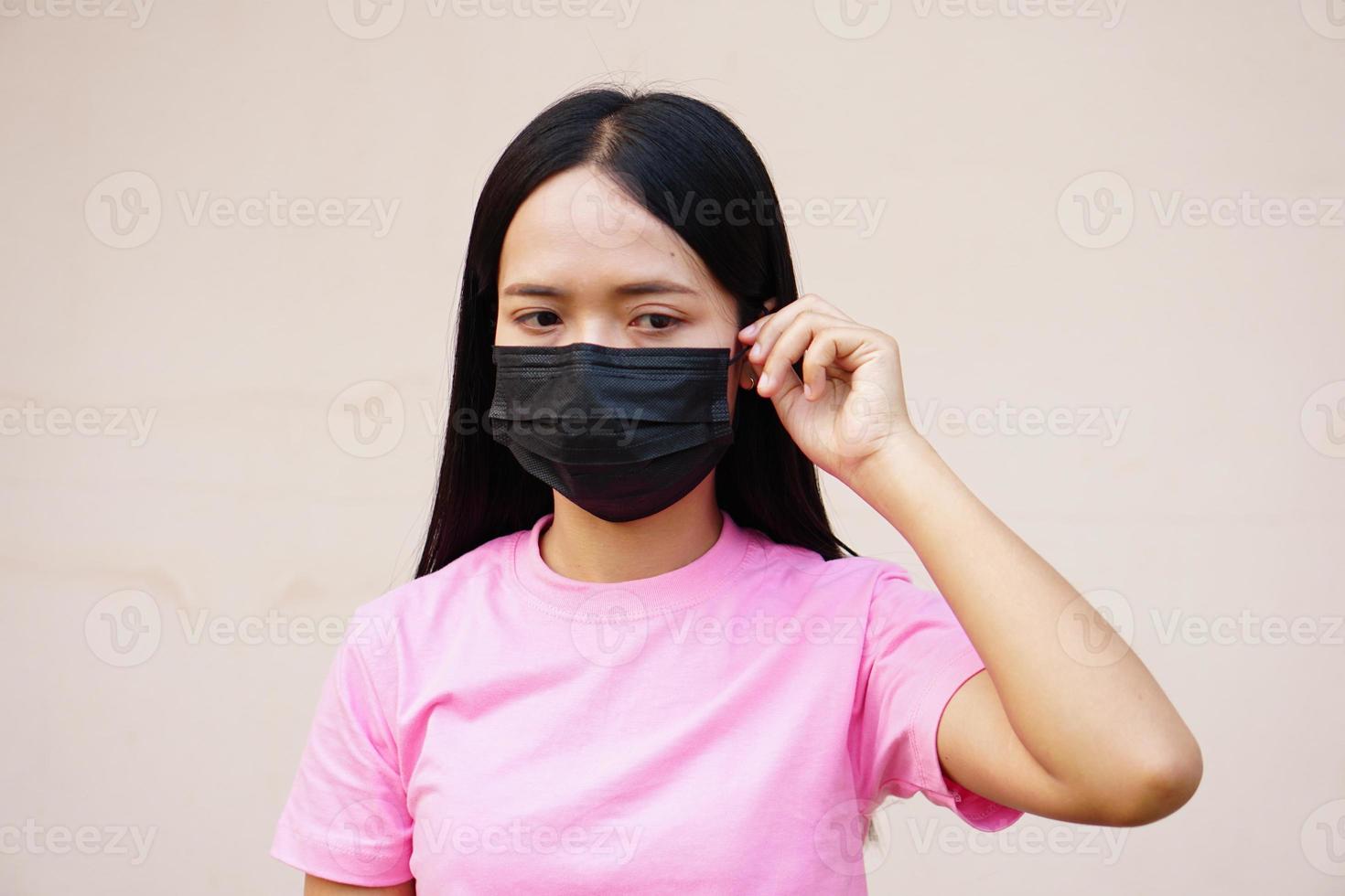sian vrouwen die maskers dragen om het virus covid 19 te voorkomen foto