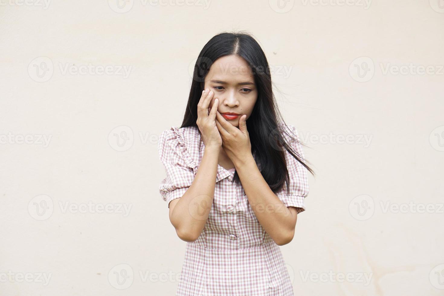 Aziatische vrouwen gebruiken hun handen om technologische apparatuur te selecteren. foto