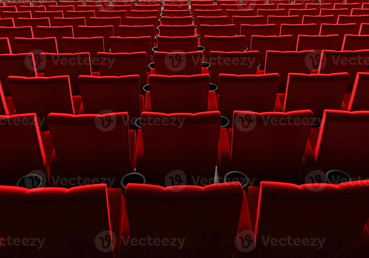 rijen rood fluwelen stoelen kijken naar films in de bioscoop met kopie ruimte banner achtergrond. entertainment- en theaterconcept. 3D illustratie weergave foto