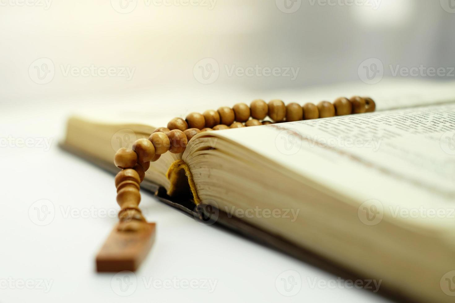 islamitische tasbih op koran, het heilige boek van moslims, moslims zullen meer van dit heilige boek lezen tijdens de ramadan. ramadan concept foto