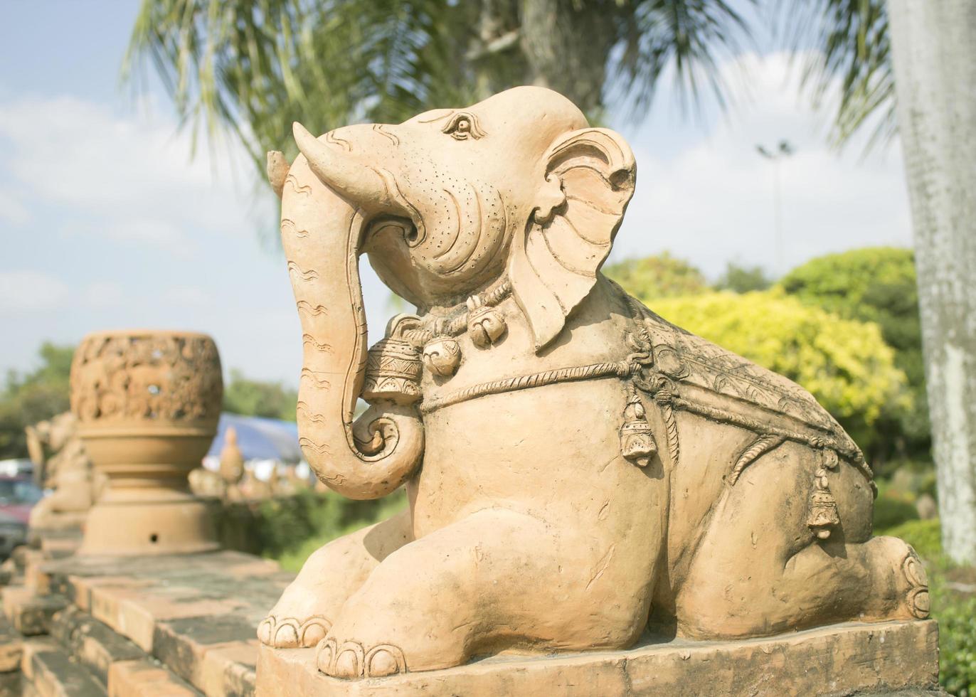 olifant gemaakt van klei.in het park foto