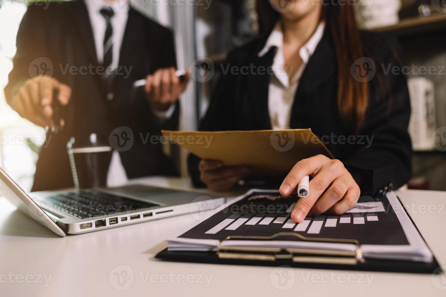 business team aanwezig. professionele belegger aan het werk foto