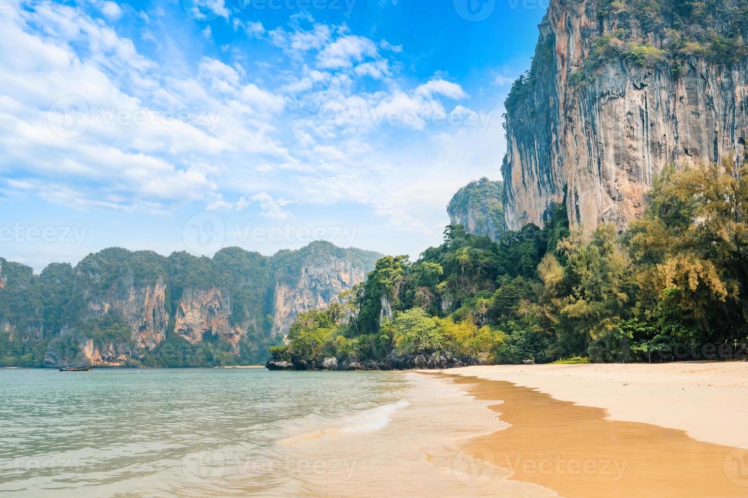 railay strand, strand en rotsachtig berglandschap in de zomer foto