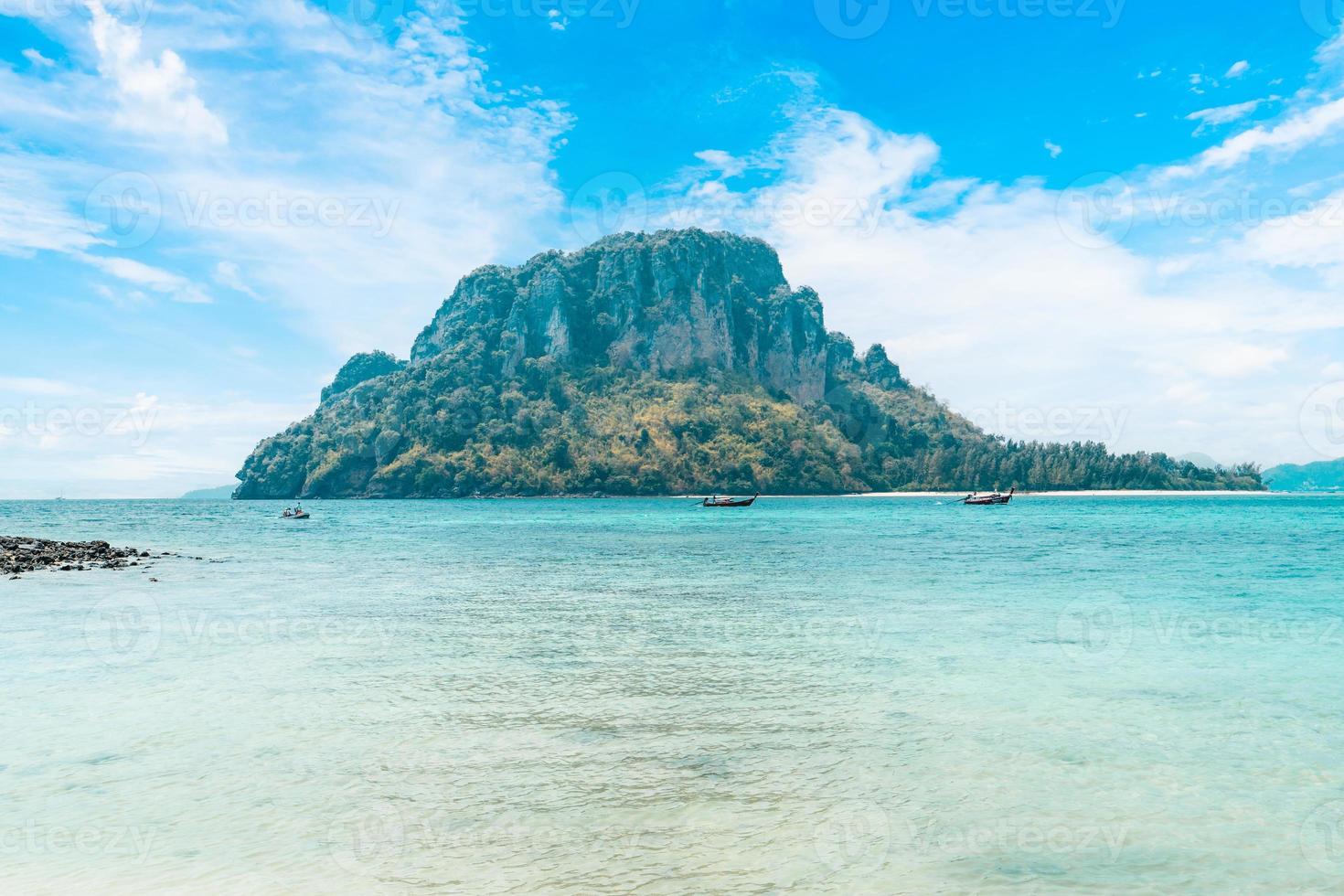 zeegezichten en tropische eilanden in krabi foto