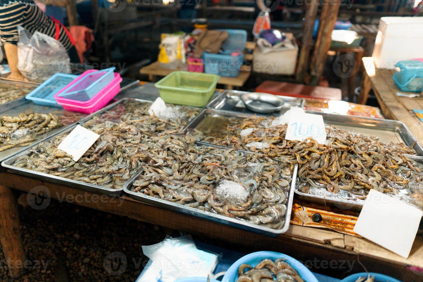 vismarkt in krabi, rauwe zeevruchten op een markt in de buurt van de tropische zee foto