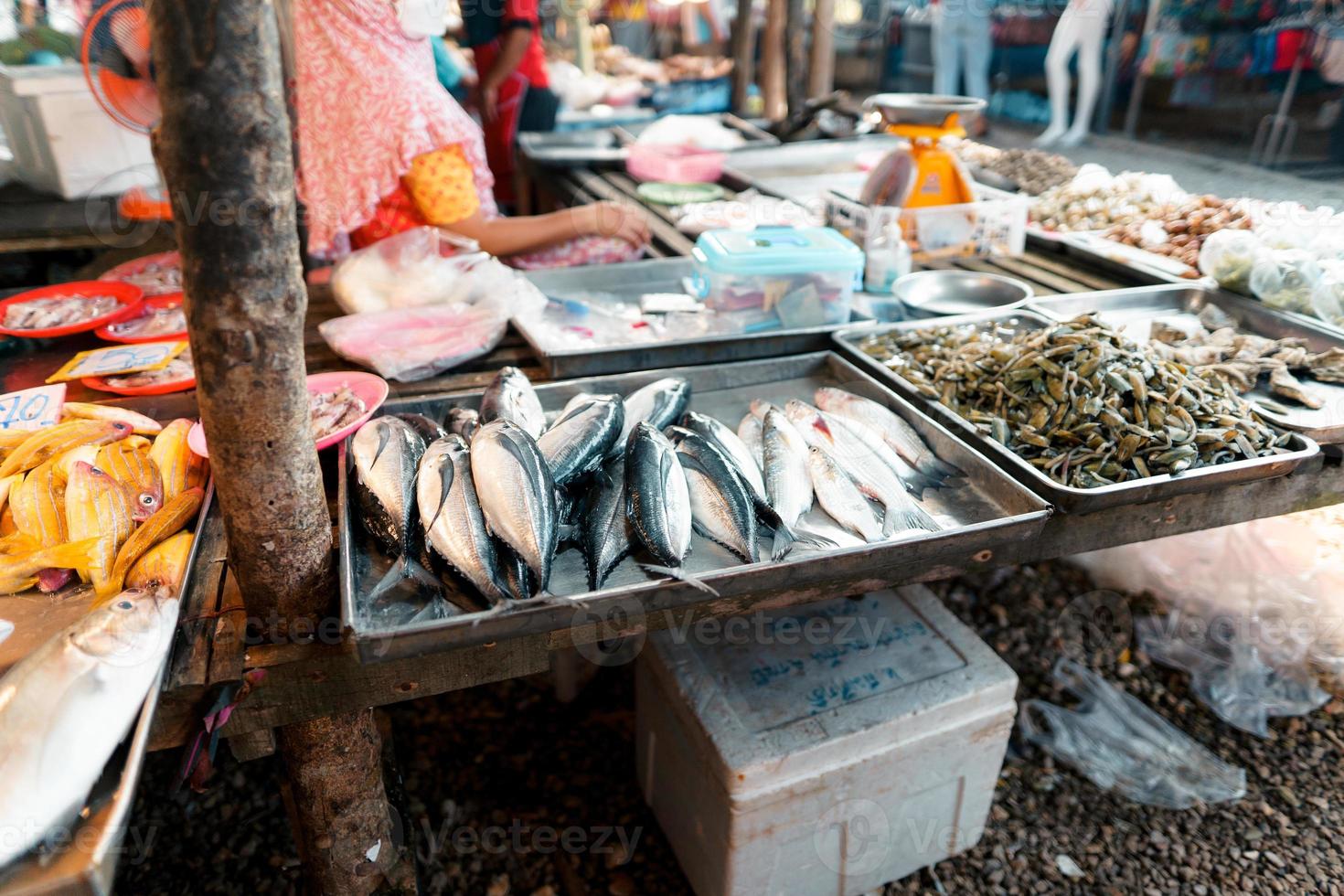 vismarkt in krabi, rauwe zeevruchten op een markt in de buurt van de tropische zee foto