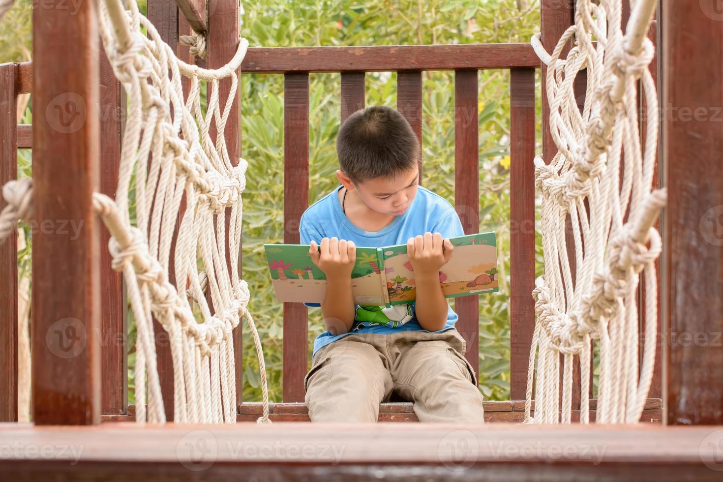 kinderen lezen boeken foto