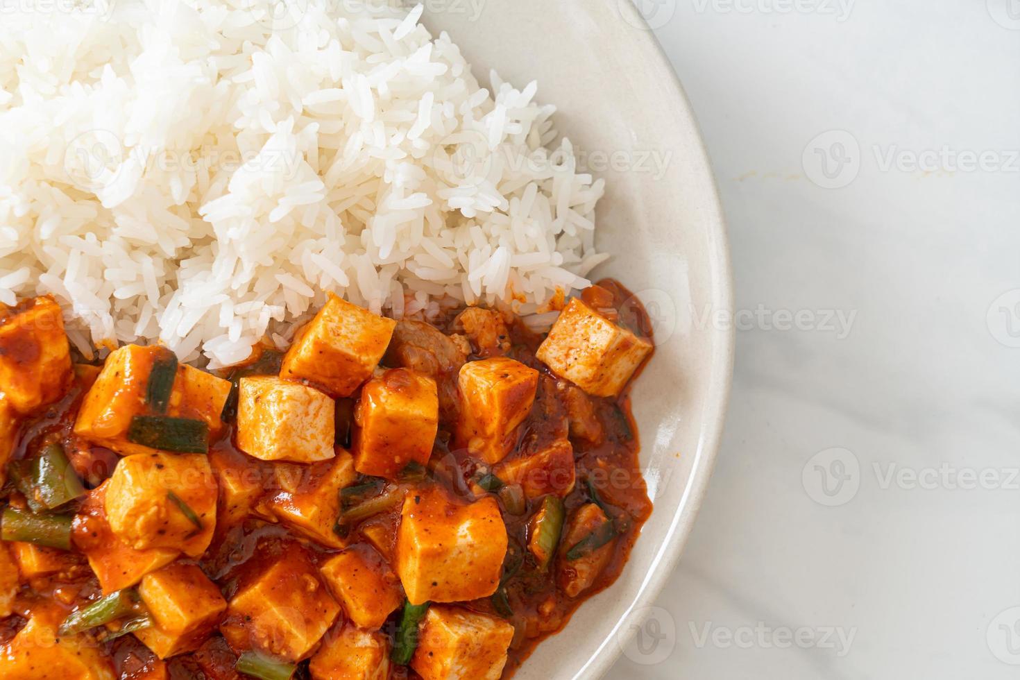 mapo tofu - het traditionele Sichuan gerecht van zijden tofu en rundergehakt, boordevol mala-smaak van chili-olie en Sichuan-peperkorrels. foto