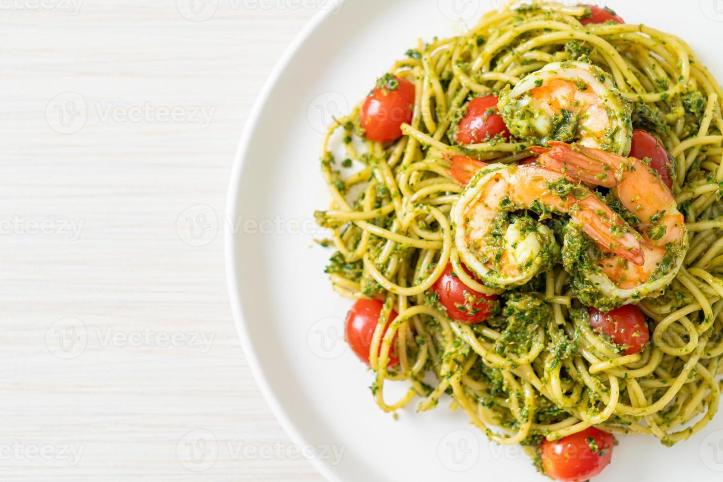 spaghetti met gamba's of garnalen in huisgemaakte pestosaus foto