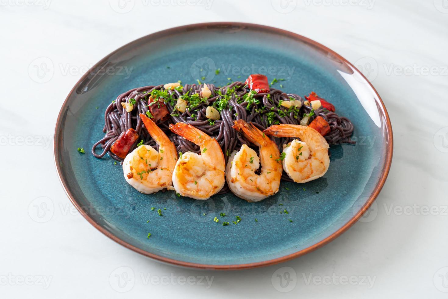 gewokte zwarte spaghetti met knoflook en garnalen foto