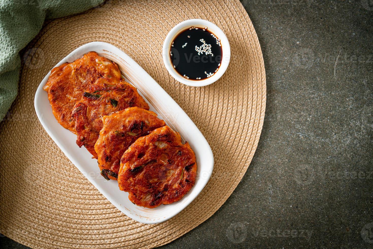 Koreaanse kimchi-pannenkoek of kimchijeon - gebakken gemengd ei, kimchi en bloem foto