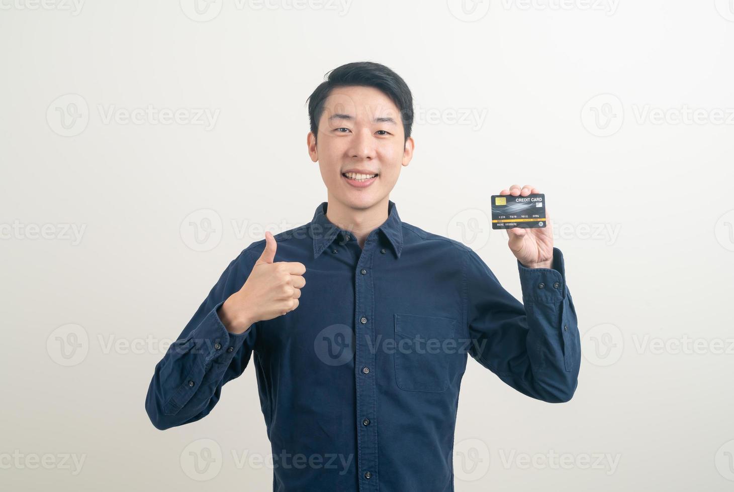 jonge aziatische man met creditcard foto