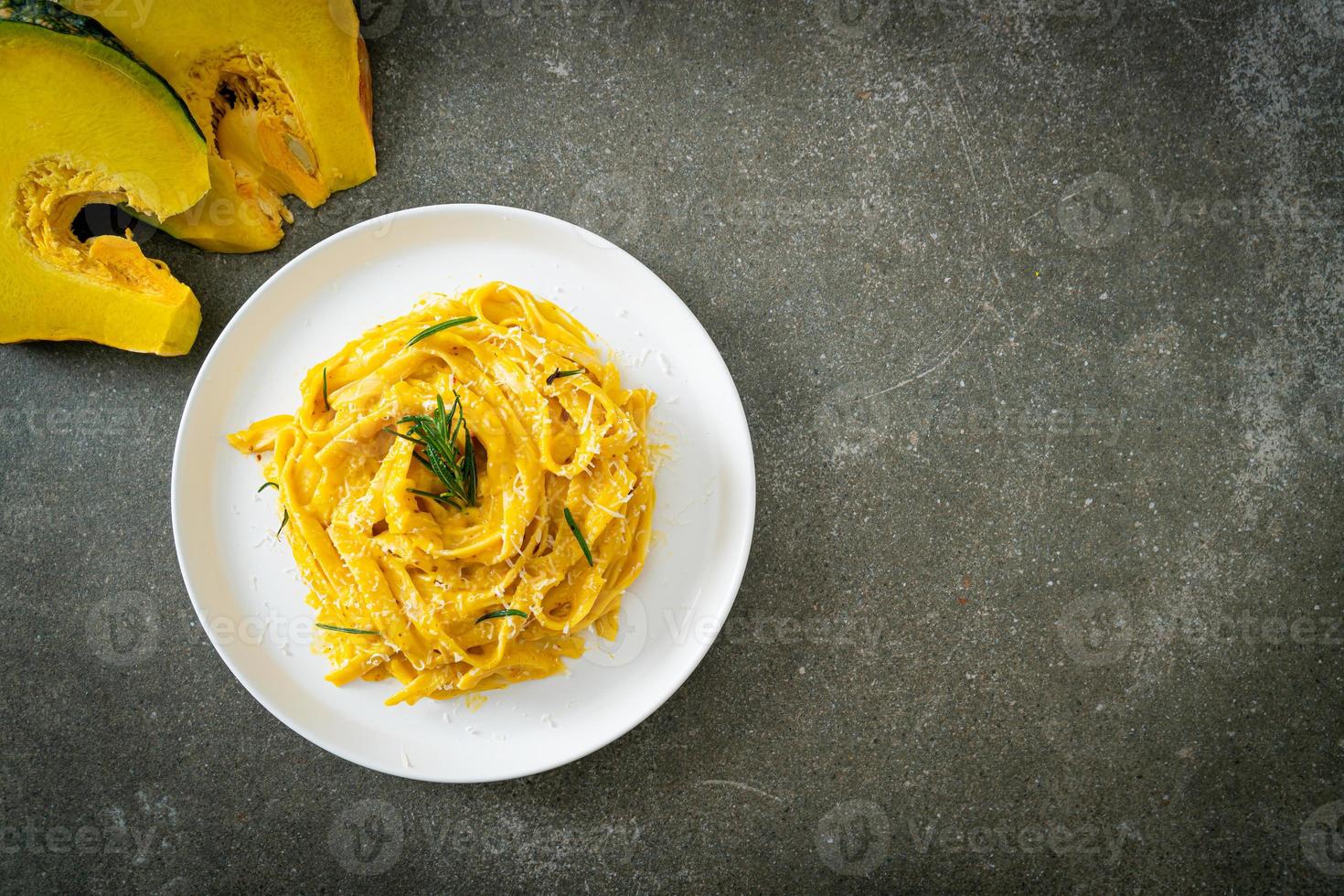 fettuccine pasta met butternut pompoen romige saus foto