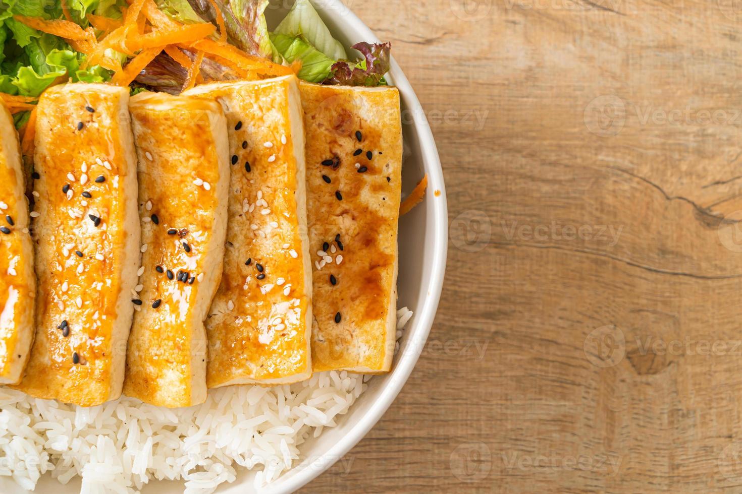 teriyaki tofu rijstkom - veganistische eetstijl foto