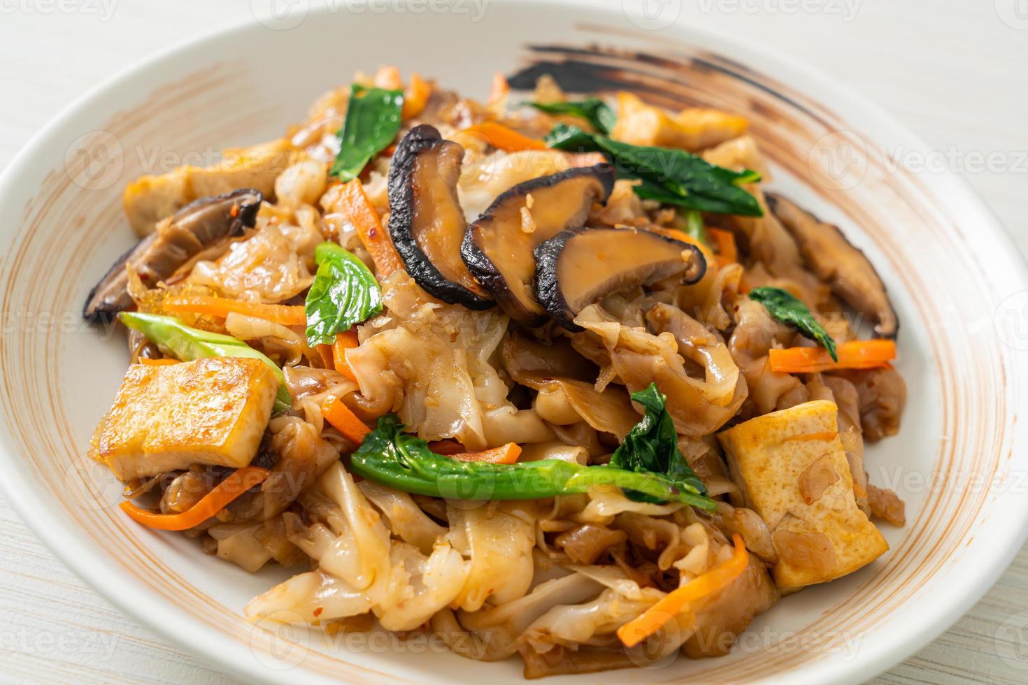 gewokte noedels met tofu en groenten foto