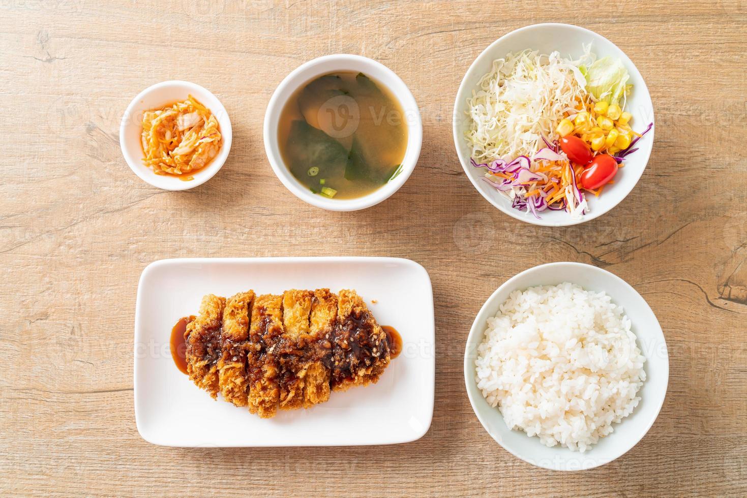 tonkatsu - japanse varkenskotelet gefrituurd met rijstset foto