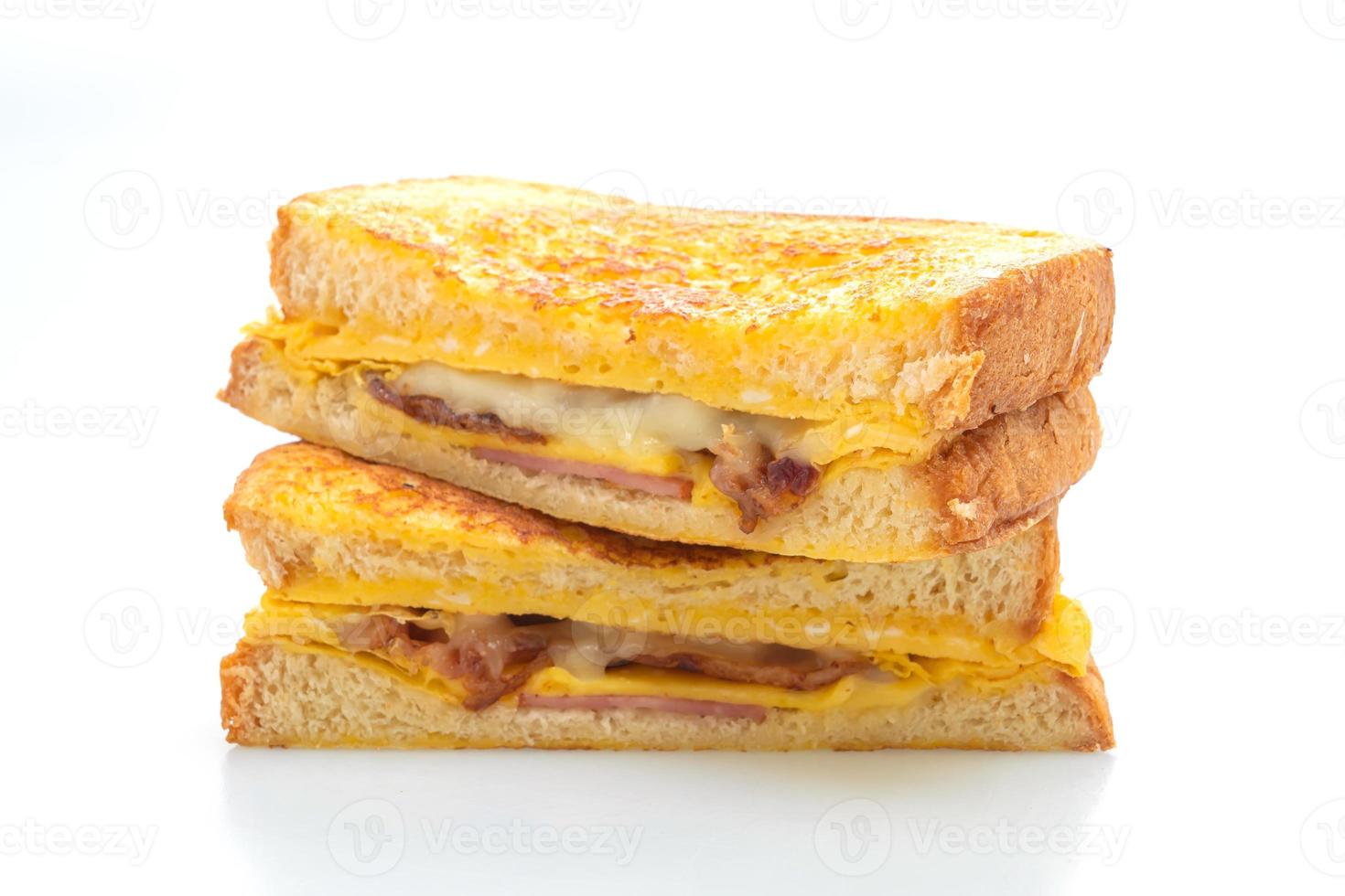 French toast ham bacon cheese sandwich met ei foto