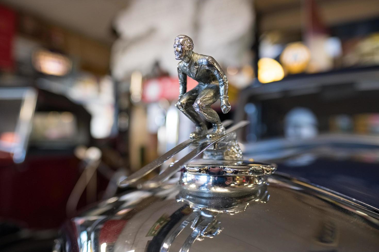 bourton-on-the-water, gloucestershire, uk, 2017. riley adelphi 1938 embleem in het motormuseum foto