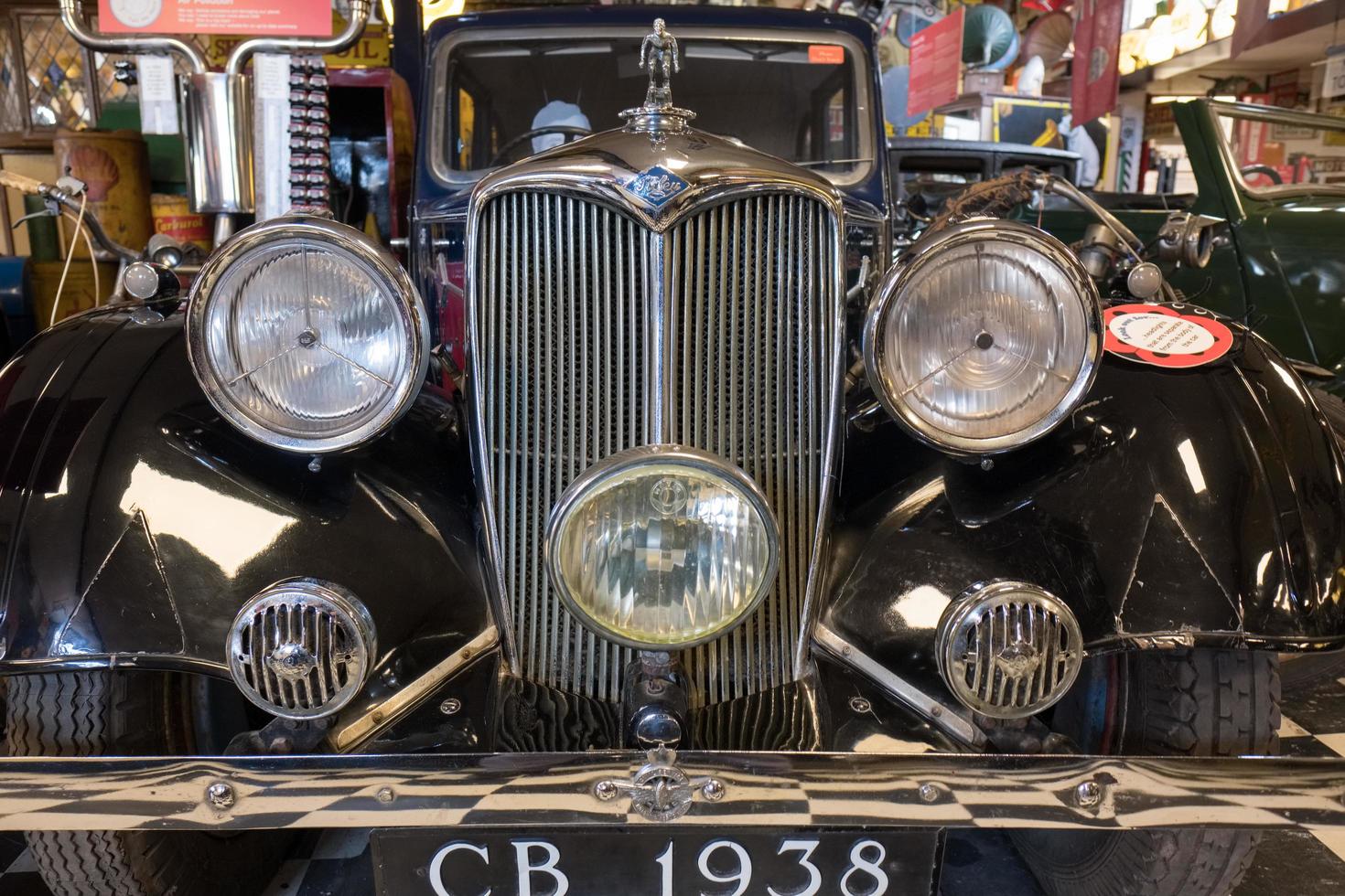 bourton-on-the-water, gloucestershire, uk, 2017. riley adelphi 1938 in het motormuseum foto