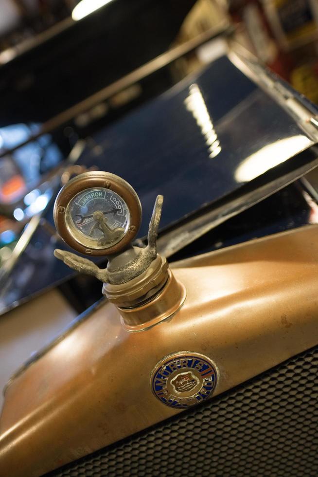 Bourton-on-the-water, Gloucestershire, Verenigd Koninkrijk, 2017. Morris Oxford-embleem en radiatortemperatuurwijzer in het motormuseum foto