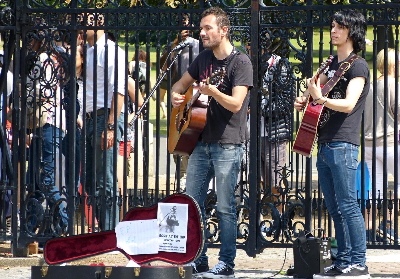 greenwich, londen, engeland, 1 juli 2014, jonge straatartiesten die akoestische muziek spelen met gitaren in de historische binnenstad van greenwich. busking op straatconcept. Engeland. foto
