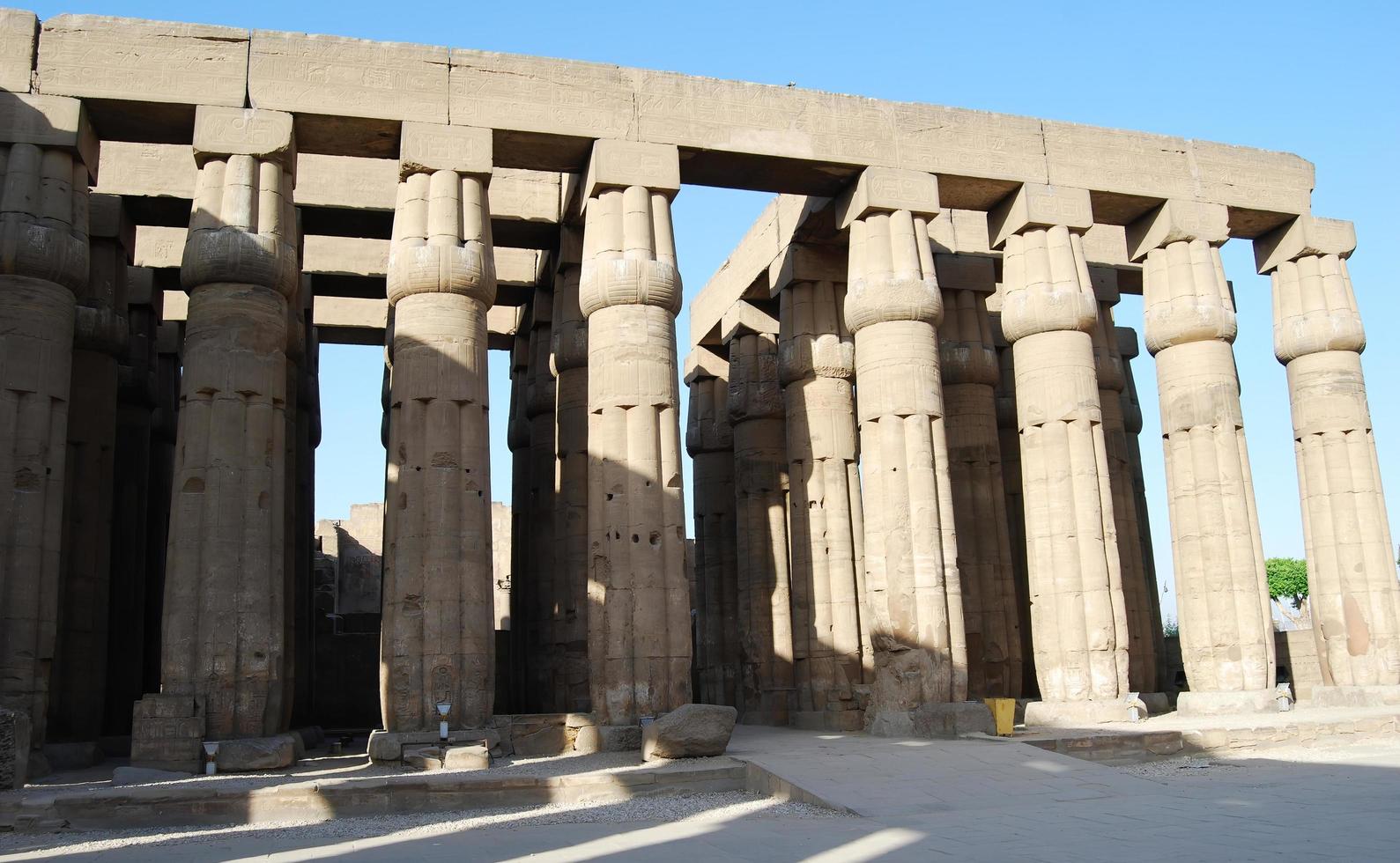 pijlers en colonnade bij de tempel van luxor. Egypte foto