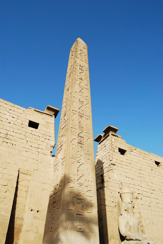 obelisk bij de ingang van de tempel van luxor. Egypte. foto