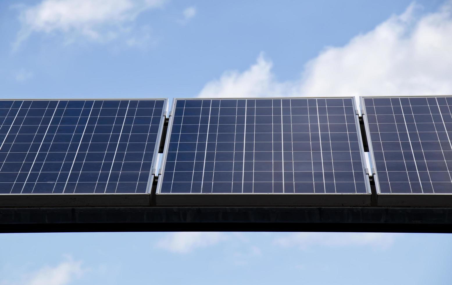 zonnepanelen voor de productie van hernieuwbare elektrische energie. foto